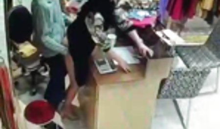 او به یک دختر کوبید و او اکنون به یک بیدمشک تسلیم می شود کلیپ پورنو خارجی